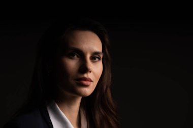 Ortak alan arayan güzel genç kadın alıcının orta fotoğrafı. Düşünen ve boş alan arayan ilham verici bir bayan. İş kadını gelecekteki kariyerini düşlüyor. Yüksek kalite fotoğraf