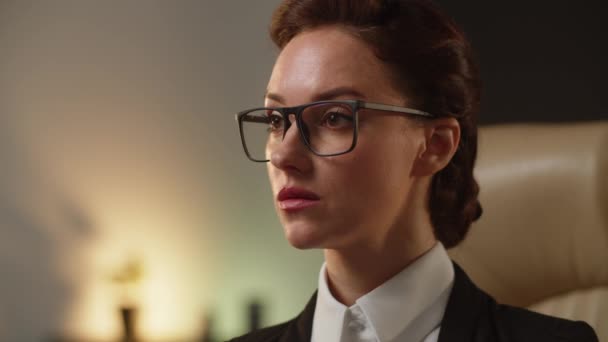 一位年轻的招聘妇女聆听她的应聘者面试 戴眼镜的成功商界女性在网上观看工资预期 自信的项目经理年轻的女士戴着眼镜看着屏幕 — 图库视频影像
