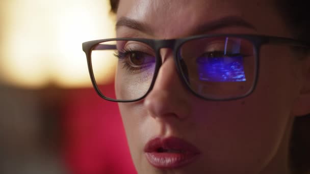 Närbild Näringsidkare Analysera Information Bildskärm Med Glasögon Reflektion Självsäker Affärskvinna — Stockvideo
