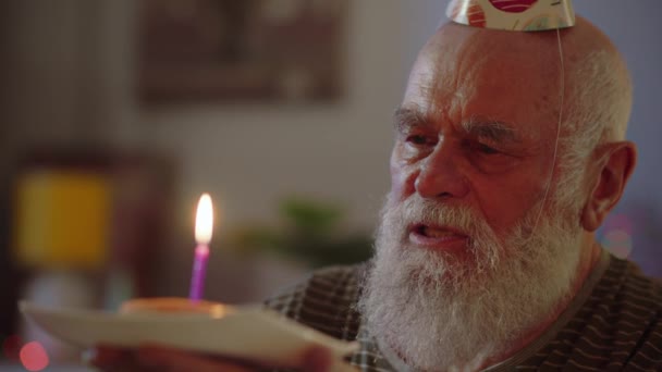 Een Oude Man Thuis Viert Zijn Verjaardag Alleen Iedereen Vergat — Stockvideo