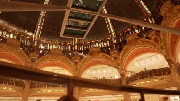 フランス 2023年10月25日 ギャラリー ラファイエット 美しいライトを持つ有名なフランスの博物館劇場 有名なパリのバロック様式の建物 パリの歴史的なランドマーク 高品質の4K映像 — ストック動画