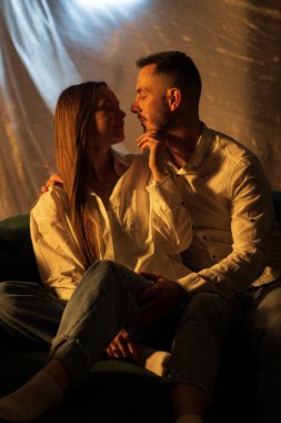 Erkek eller kız arkadaşının kafasını okşuyor. Kanepede uzanırken erkek arkadaşının elini tutan rahat bir kadın. Kocasının kollarını tutan genç bayan onu nazikçe kucaklıyor. Yüksek kalite 4k görüntü