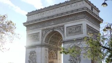 Paris, Fransa: 25 Ekim 2023: Arc de Triomphe anıtı ve Paris 'te yol trafiği. Fransız ulusal kültürü tarihi dönüm noktası. Arka planda güneşli hava ile zafer kemeri. Yüksek kalite 4k