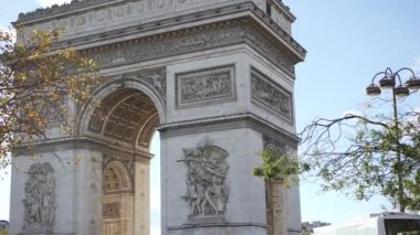 Paris, Fransa: 25 Ekim 2023: Arc de Triomphe anıtı ve Paris 'te yol trafiği. Fransız ulusal kültürü tarihi dönüm noktası. Arka planda güneşli hava ile zafer kemeri. Yüksek kalite 4k