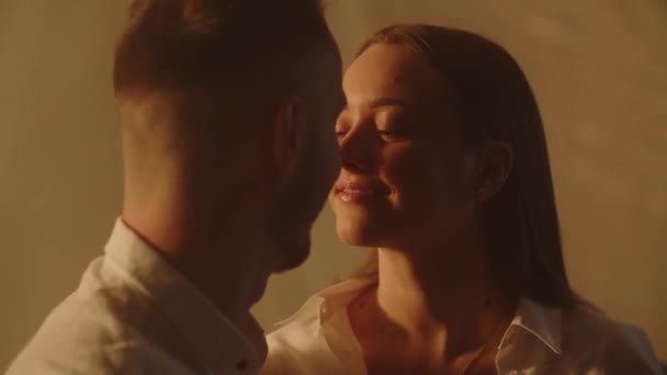 Mladý Veselý Zamilovaný Pár Dotýká Nosu Ložnici Dva Milenci Sbližují — Stock video