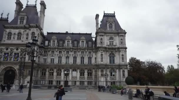 フランス 2023年10月25日 秋季のパリ大学の歴史遺産 バロックの細部と巨大な吊るし旗を持つ有名なパリの宮殿の混雑した領土 高品質4Kについて — ストック動画