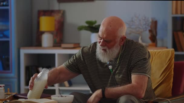 老人坐在椅子上准备晚餐 老弱病残一个人在家各种病毒性疾病的医疗护理概念 高质量的4K镜头 — 图库视频影像