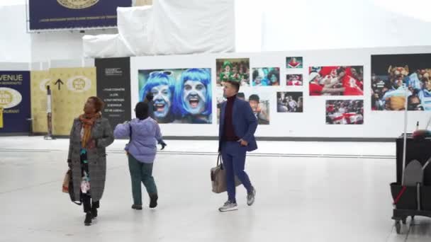 프랑스 2023년 10월 25일 사람들과 쇼핑몰의 현대적인 디자인 인테리어 사람들은 — 비디오