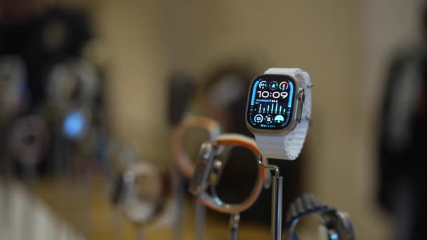 프랑스 2023년 10월 25일 밴드가 장착된 현대적인 Apple Watches Ultra — 비디오