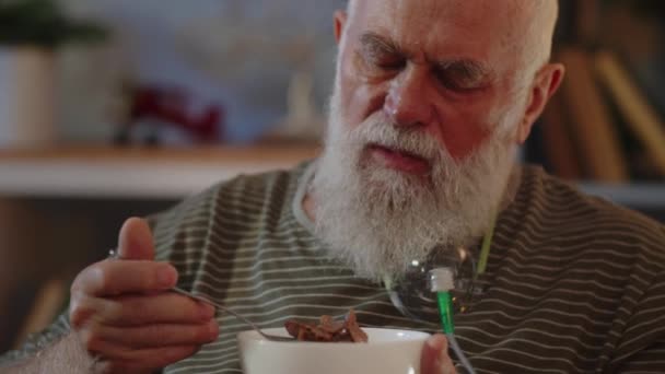 Oude Man Met Ademhalingsmasker Blijft Stoel Eet Eten Eet Alleen — Stockvideo