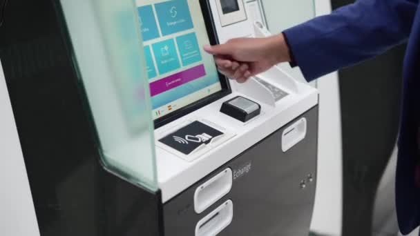 Paris France October 2023 Man Tapping Tapping Screen Atm Machine — Stock Video