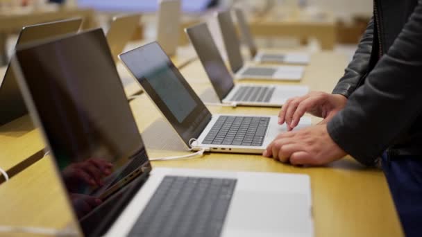 Paříž Francie Října 2023 Zákazník Testuje Nové Apple Macbook Pro — Stock video