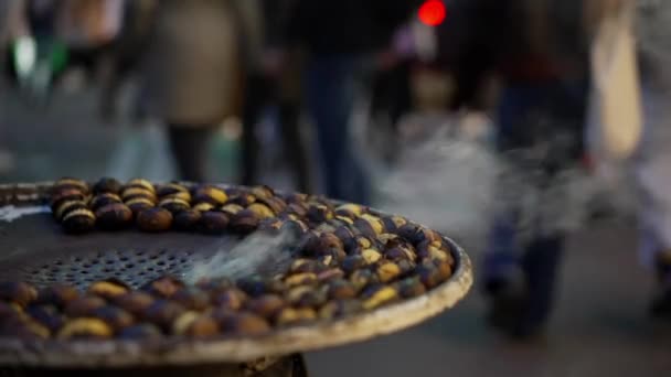 Paris Frankreich Oktober 2023 Gebratene Kastanien Kochen Auf Den Straßen — Stockvideo
