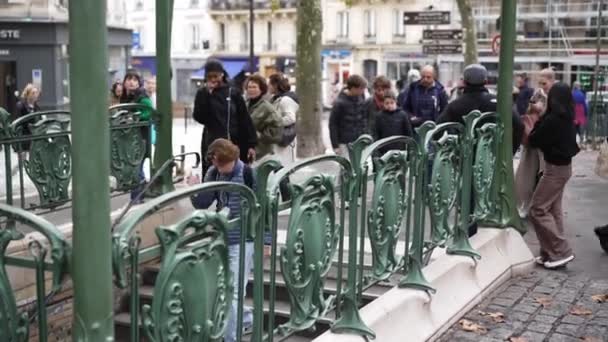 法国巴黎 2023年10月25日 年轻的商人从巴黎地铁里走出来 给他的伴侣戴上了头盔 典型的同事在地区握手 巴黎繁忙的生活方式高质量的4K镜头 — 图库视频影像