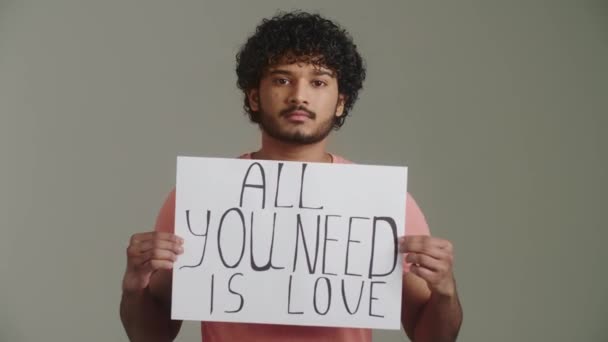 Ein Afroamerikanischer Pazifist Mit Direktem Selbstbewussten Blick Zeigt Ein Plakat — Stockvideo