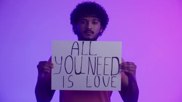 一位非洲裔美国人积极分子带着直接自信的目光展示了海报 海报上的口号是 全世界人民在和平 平等和相互尊重的基础上 — 图库视频影像