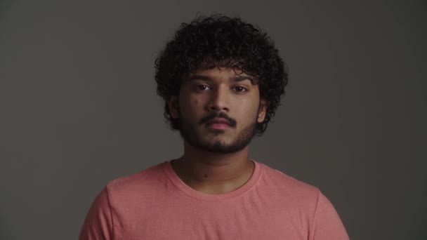 Attractive Serious African American Guy Direct Slight Sad Pensive Gaze — Stock Video