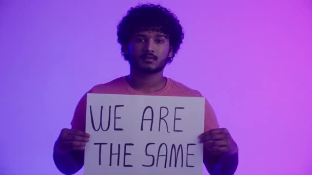 Ativista Afro Americano Com Olhar Confiante Direto Mostra Cartaz Com — Vídeo de Stock