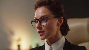 CEO bu yılın ana hedeflerini söylüyor. İşletme süreci. İş kadını takım kuruyor. Kendine güvenen bankacı konuşuyor. Yeni pozisyon için başvuru yapan kişi açıklamaya çalışıyor. Yüksek kalite 4k