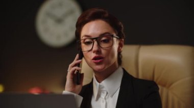 Genç başarılı emlakçı akıllı telefona yeni emlak alımı hakkında konuşuyor. Evet, sözleşmenle ilgili sorunlarına yardım edebiliriz, bayan avukatın telefonuna. Pozitif iş kadını arıyor. Resmi değil.