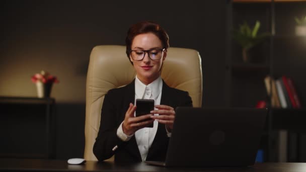 Young Business Woman Has Free Time Using Smartphone Surfing Smiling — Stock Video