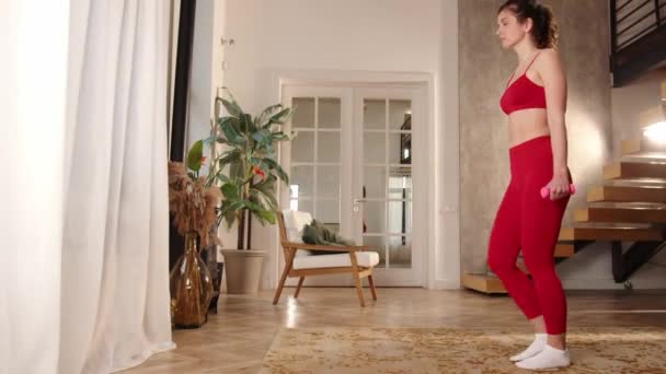Tânără Îmbrăcăminte Sport Roșie Ține Gantere Mici Mâini Face Plămâni — Videoclip de stoc