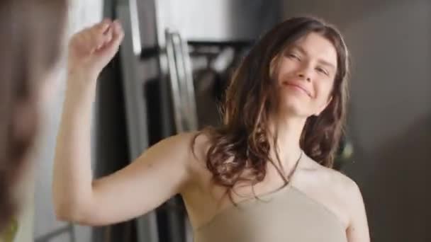 Vista Trás Uma Jovem Dançando Frente Espelho Uma Morena Sorridente — Vídeo de Stock