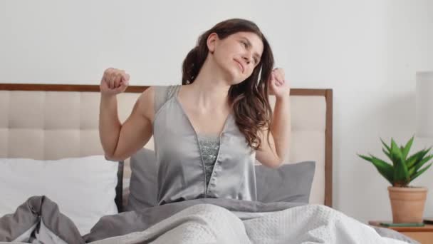 Молодая Женщина Встает Кровати Растягивает Плечи После Долгого Сна Проснувшись — стоковое видео
