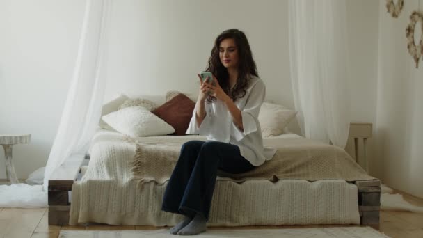 Eine Junge Frau Weißem Hemd Sitzt Ihrem Zimmer Und Blättert — Stockvideo