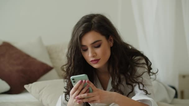 Hermosa Chica Morena Mensajes Texto Mensaje Teléfono Con Sonrisa Mientras — Vídeos de Stock