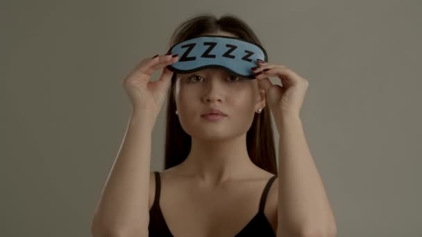 Vue Face Jolie Fille Asiatique Souriante Portant Masque Sommeil Isolé — Video