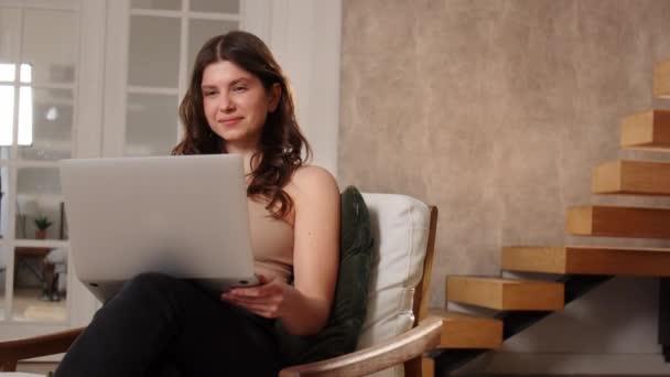 Een Jonge Brunette Een Stoel Met Een Laptop Communiceert Laptops — Stockvideo