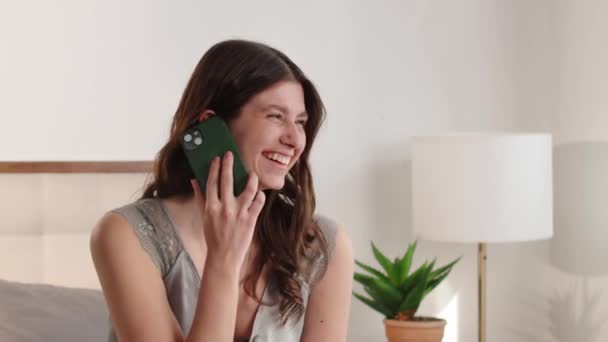 Vista Uma Jovem Morena Sorridente Que Está Falando Telefone Com — Vídeo de Stock