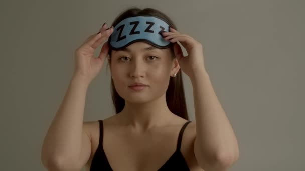 Visão Lenta Movimento Menina Asiática Colocando Máscara Dormir Com Sorriso — Vídeo de Stock