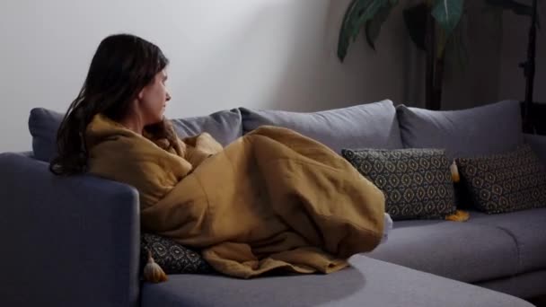 Uma Mulher Morena Está Deitada Sofá Embrulhada Cobertor Jovem Cansada — Vídeo de Stock