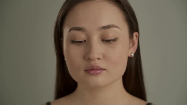 Porträtt Ung Asiatisk Kvinna Mot Grå Vägg Långhårig Brunett Poserar — Stockvideo