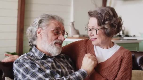 Šťastní Usměvaví Důchodci Objímají Obývacím Pokoji Pohovce Vysoce Kvalitní Záběry — Stock video