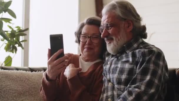 Šťastný Dospělý Pár Používající Smartphone Starší Dědeček Babička Tráví Čas — Stock video