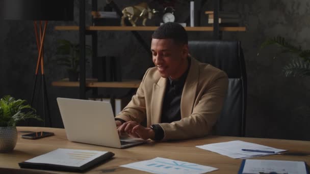 Μαύρος Επιχειρηματίας Που Δουλεύει Ένα Λάπτοπ Στο Γραφείο Του Ένας — Αρχείο Βίντεο
