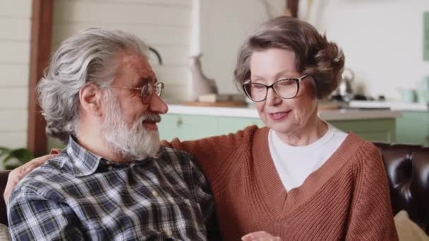 Šťastný Starší Pár Odpočívající Spolu Gauči Doma Vztah Náklonnost Láska — Stock video