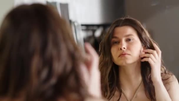 Een Mooie Langharige Brunette Kijkt Naar Zichzelf Spiegel Trekt Haar — Stockvideo