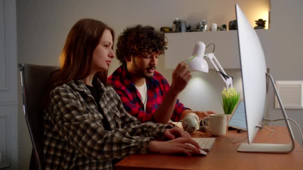 Двое Молодых Людей Сидят Перед Компьютером Обсуждают Человек Вьющимися Волосами — стоковое видео