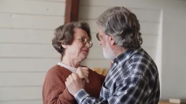 Starsza Para Okularach Tańczy Domu Patrzy Siebie Mężczyzna Kobieta Podeszłym — Wideo stockowe