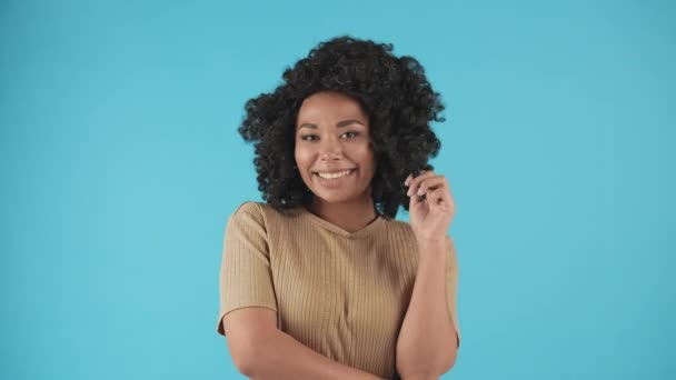 Coqueta Chica Afroamericana Jugando Con Pelo Mujer Negra Sonriente Posando — Vídeo de stock
