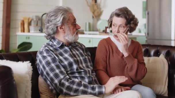 Romantický Starší Muž Svou Ženou Doma Šťastní Bezstarostní Manželé Mluví — Stock video