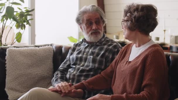 Stárnoucí Manžel Žena Sedí Obýváku Gauči Hezky Povídají Vysoce Kvalitní — Stock video