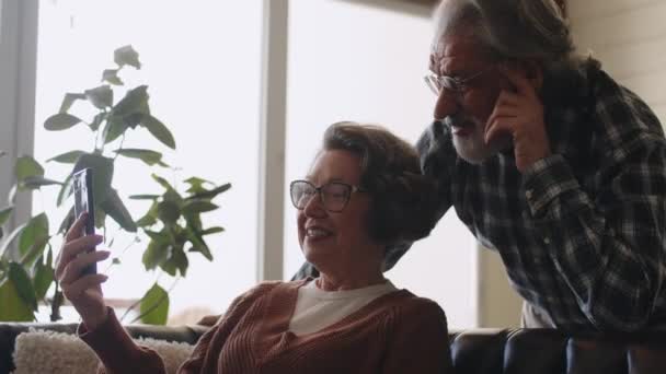 Šťastný Starší Pár Používající Spolu Chytré Telefony Usmívající Starší Pár — Stock video