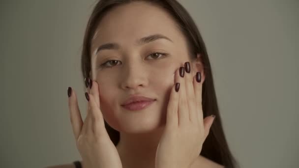Hübsche Asiatin Die Gesichtscreme Aufträgt Schöne Mädchen Bei Der Hautpflege — Stockvideo