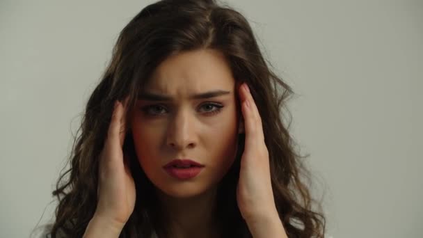 Genç Kadın Kaşlarını Çatar Şakaklarına Masaj Yapar Kameranın Önünde Duran — Stok video