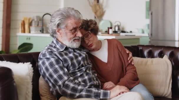 Radostný Starší Šedovlasý Zamilovaný Pár Objímající Pohovce Obývacím Pokoji Smějící — Stock video